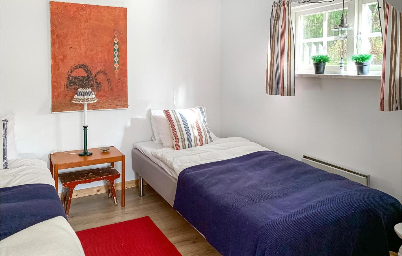 2 Bedroom Awesome Home In Vaestervik エクステリア 写真