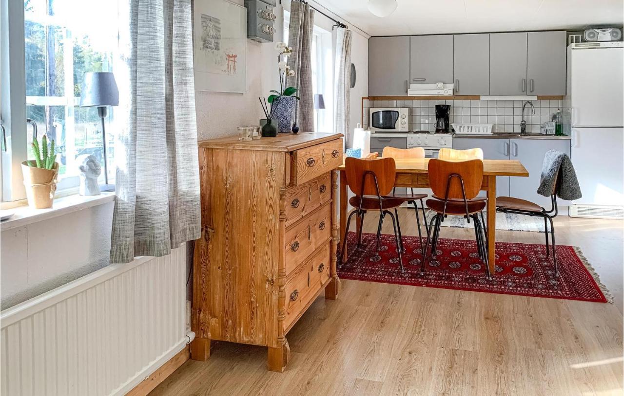 2 Bedroom Awesome Home In Vaestervik エクステリア 写真