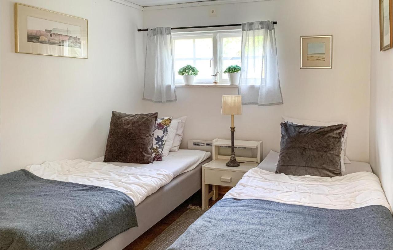 2 Bedroom Awesome Home In Vaestervik エクステリア 写真