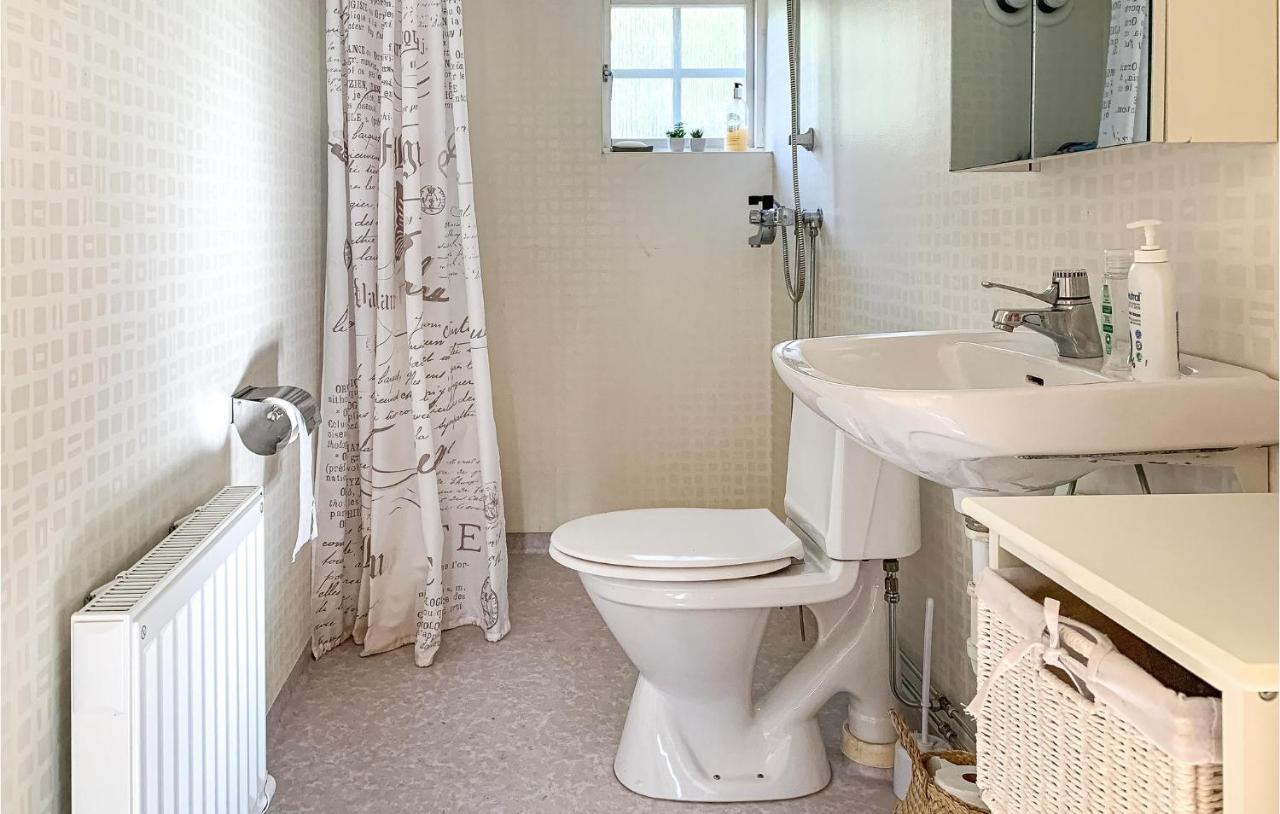 2 Bedroom Awesome Home In Vaestervik エクステリア 写真