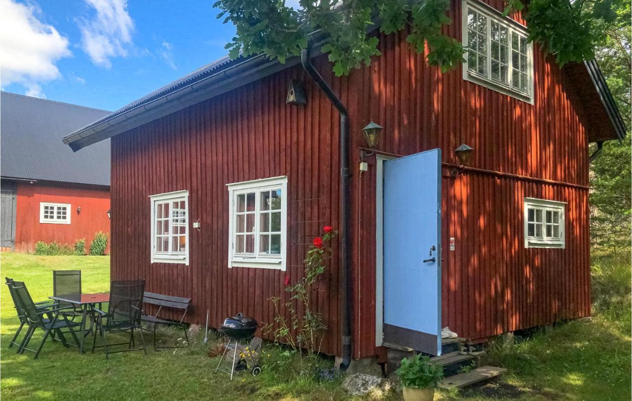 2 Bedroom Awesome Home In Vaestervik エクステリア 写真