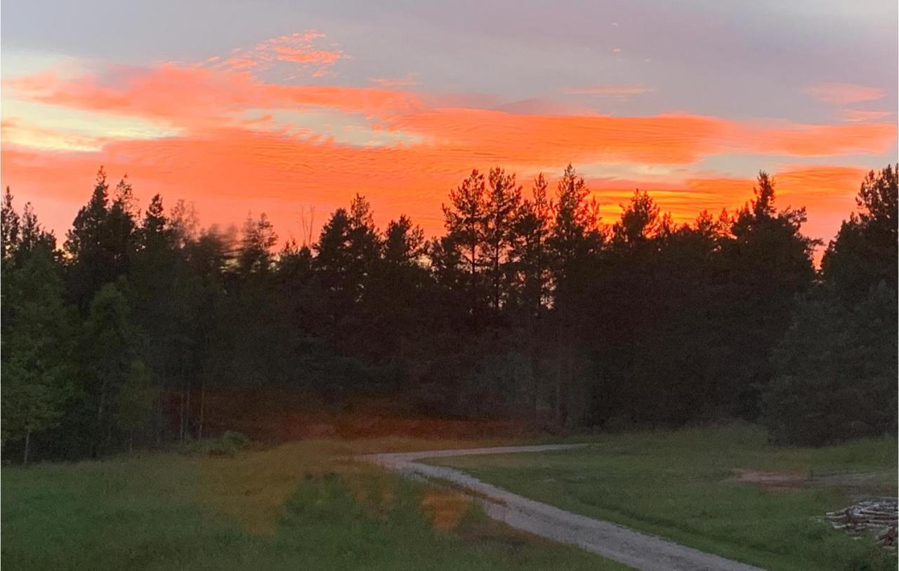 2 Bedroom Awesome Home In Vaestervik エクステリア 写真