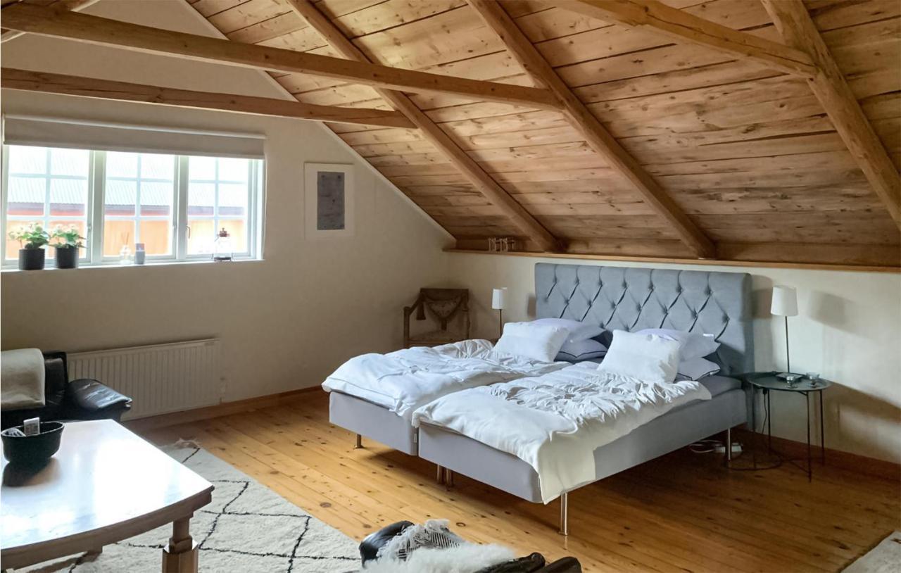 2 Bedroom Awesome Home In Vaestervik エクステリア 写真