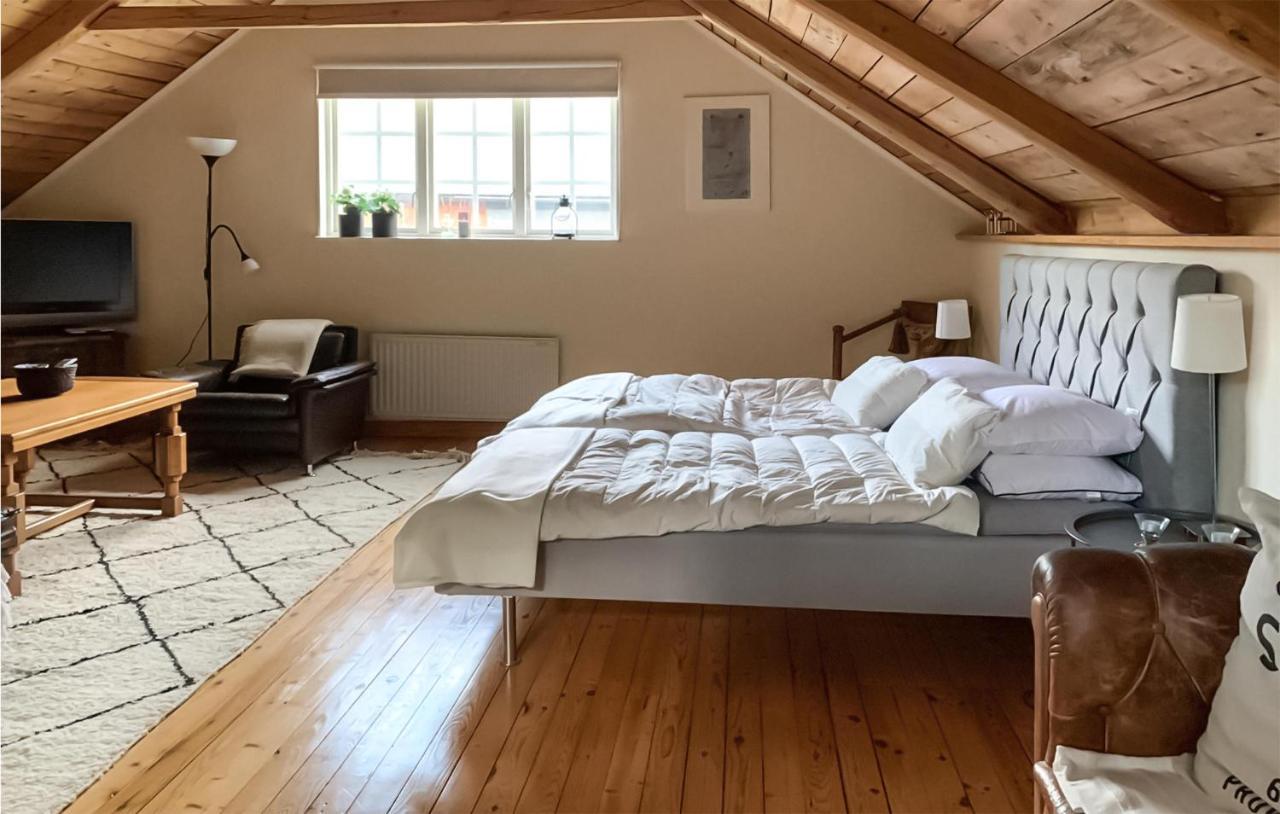 2 Bedroom Awesome Home In Vaestervik エクステリア 写真