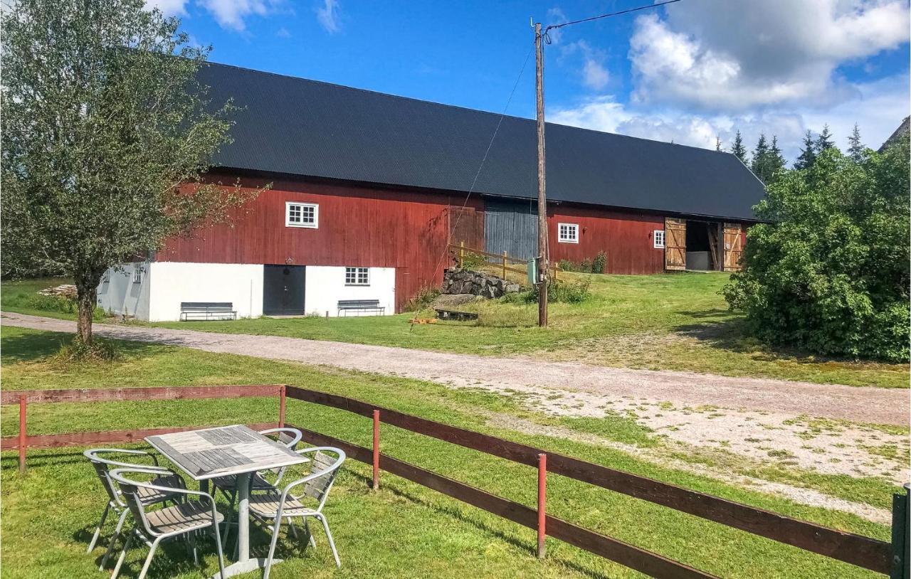 2 Bedroom Awesome Home In Vaestervik エクステリア 写真