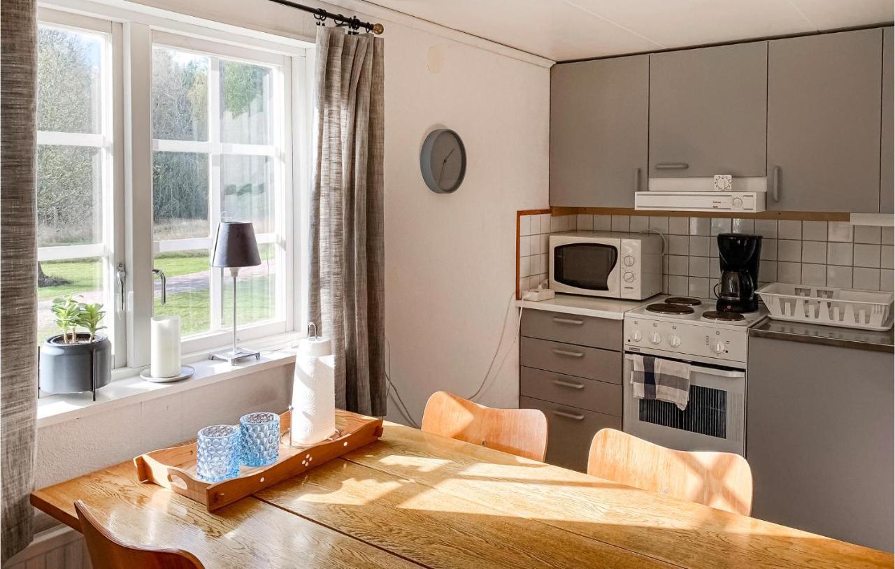 2 Bedroom Awesome Home In Vaestervik エクステリア 写真